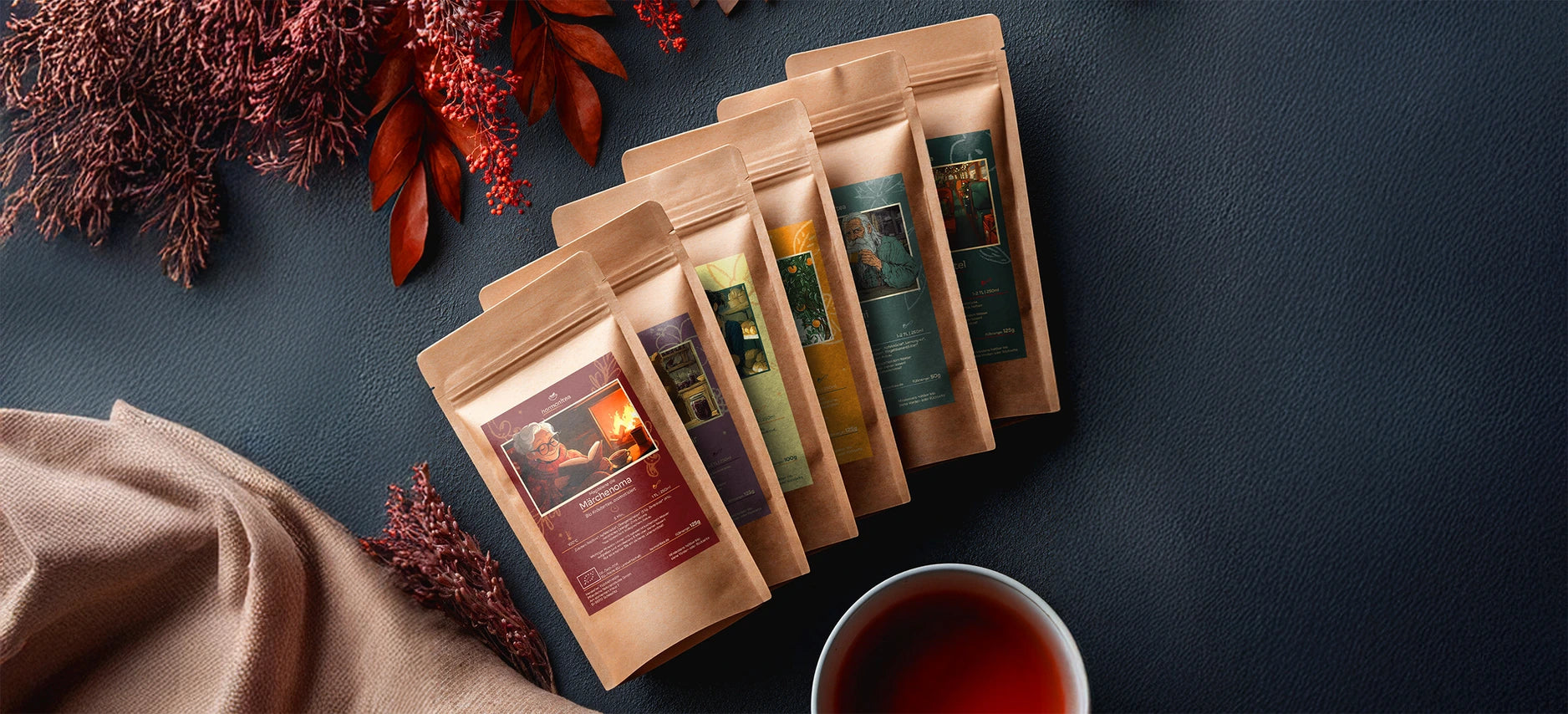 Alle sechs Harmonitea Teesorten auf einem Hintergrund mit einer Tasse Früchtetee
