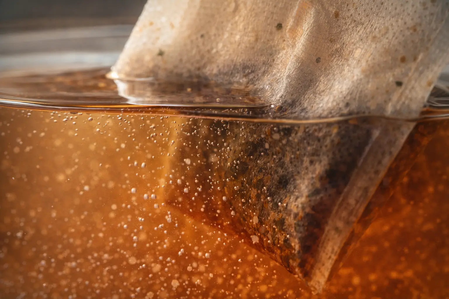 Teebeutel im heißen Wasser – mögliche Kunststoffanteile und Mikroplastik im Material