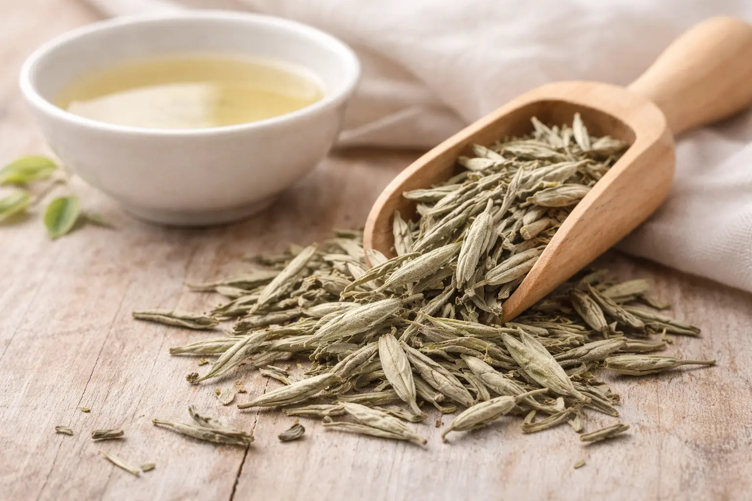 Loser weißer Tee (Silver Needle) mit Aufguss – geringer Koffeingehalt im Vergleich zu schwarzem Tee